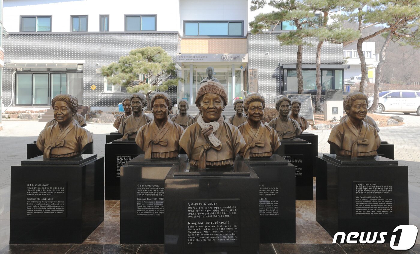 본문 이미지 - 6일 오전 경기 광주시 퇴촌면 나눔의 집에 세상을 먼저 떠난 위안부 피해자 할머니들의 흉상이 세워져 있다. 2023.3.6/뉴스1 ⓒ News1 김영운 기자