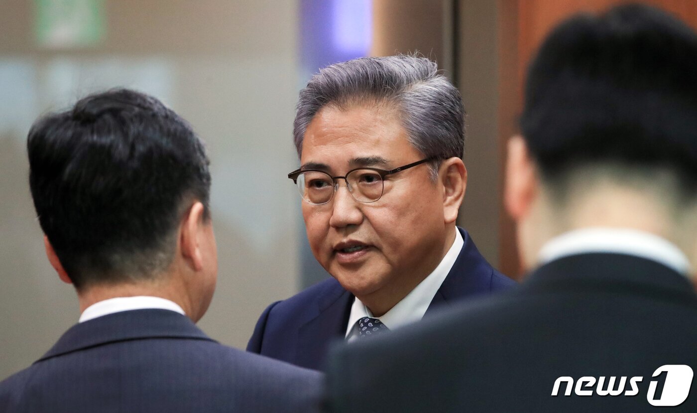 본문 이미지 - 박진 외교부 장관이 6일 오전 서울 종로구 외교부에서 일제 강제징용 피해배상 해법 정부입장 발표를 마치고 이동하고 있다. (공동취재) 2023.03.06/뉴스1 ⓒ News1 김명섭 기자