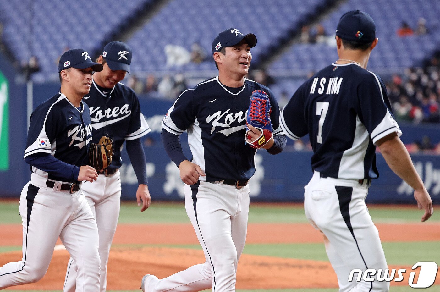 본문 이미지 - 6일 오후 일본 오사카 교세라 돔에서 열린 대한민국 WBC 대표팀과 일본 프로야구 오릭스 버팔로스와의 경기, 대표팀 토미 현수 에드먼(왼쪽부터), 김광현, 오지환, 김하성이 3회말 이닝을 마친 후 더그아웃으로 향하고 있다. 대표팀은 7일 같은 장소에서 한신 타이거스와 공식 연습경기를 치른 후 도쿄로 이동, 9일 일본 도쿄돔에서 호주와 본선 1라운드 첫 경기를 치른다. 2023.3.6/뉴스1 ⓒ News1 김진환 기자