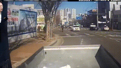 본문 이미지 - 이륜차를 몰던 20대 여성이 택시를 피하려다 넘어져 부상을 당했다. (유튜브 '한문철TV' 갈무리)