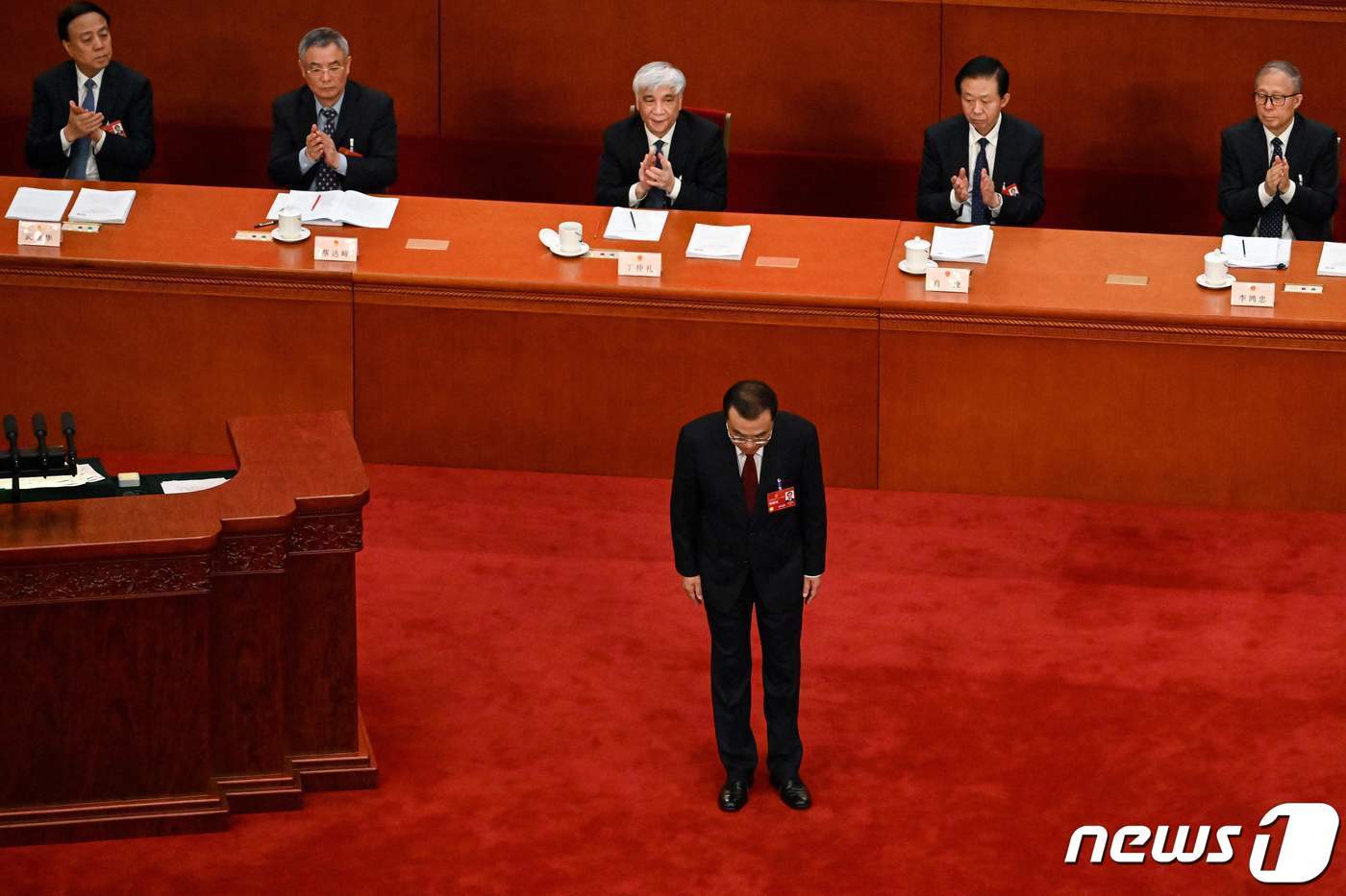 리커창 전 중국 총리가 지난 3월 전인대에서 업무보고를 마친 뒤 고별인사를 하고 있다. ⓒ AFP=뉴스1 ⓒ News1 우동명