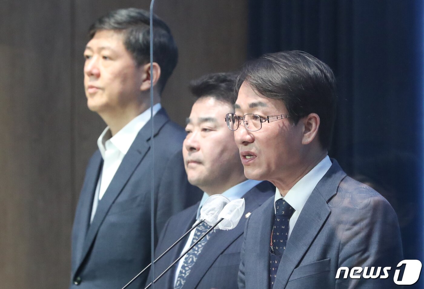 본문 이미지 - 더불어민주당 이원욱 국회 외교통일위원회 위원이 6일 오후 국회 소통관에서 강제동원 배상안 굴욕 해(害)법을 철회하고 해(解)법을 마련할 것을 정부에 촉구하는 기자회견을 하고 있다. 왼쪽부터 김홍걸 무소속 의원, 박정 의원, 이 의원. 2023.3.6/뉴스1 ⓒ News1 허경 기자