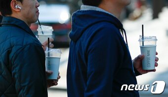 본문 이미지 - 절기상 '경칩'인 6일 서울 종로구 청계천에서 점심식사를 마친 직장인들이 차가운 음료를 손에 들고 있다. ⓒ News1 안은나 기자