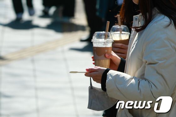 절기상 '경칩'인 6일 서울 종로구 청계천에서 점심식사를 마친 직장인들이 차가운 음료를 손에 들고 있다. 2023.3.6/뉴스1 © News1 안은나 기자