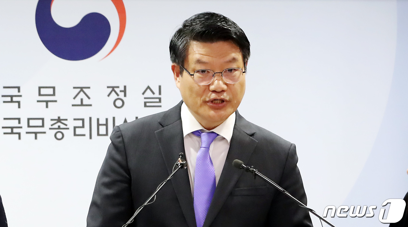 (세종=뉴스1) 김기남 기자 = 송경원 국무조정실 청년정책조정실장이 6일 세종시 정부세종청사에서 정부 최초로 실시한 '2022년 청년 삶 실태조사' 결과를 빌표하고 있다.2022년 …