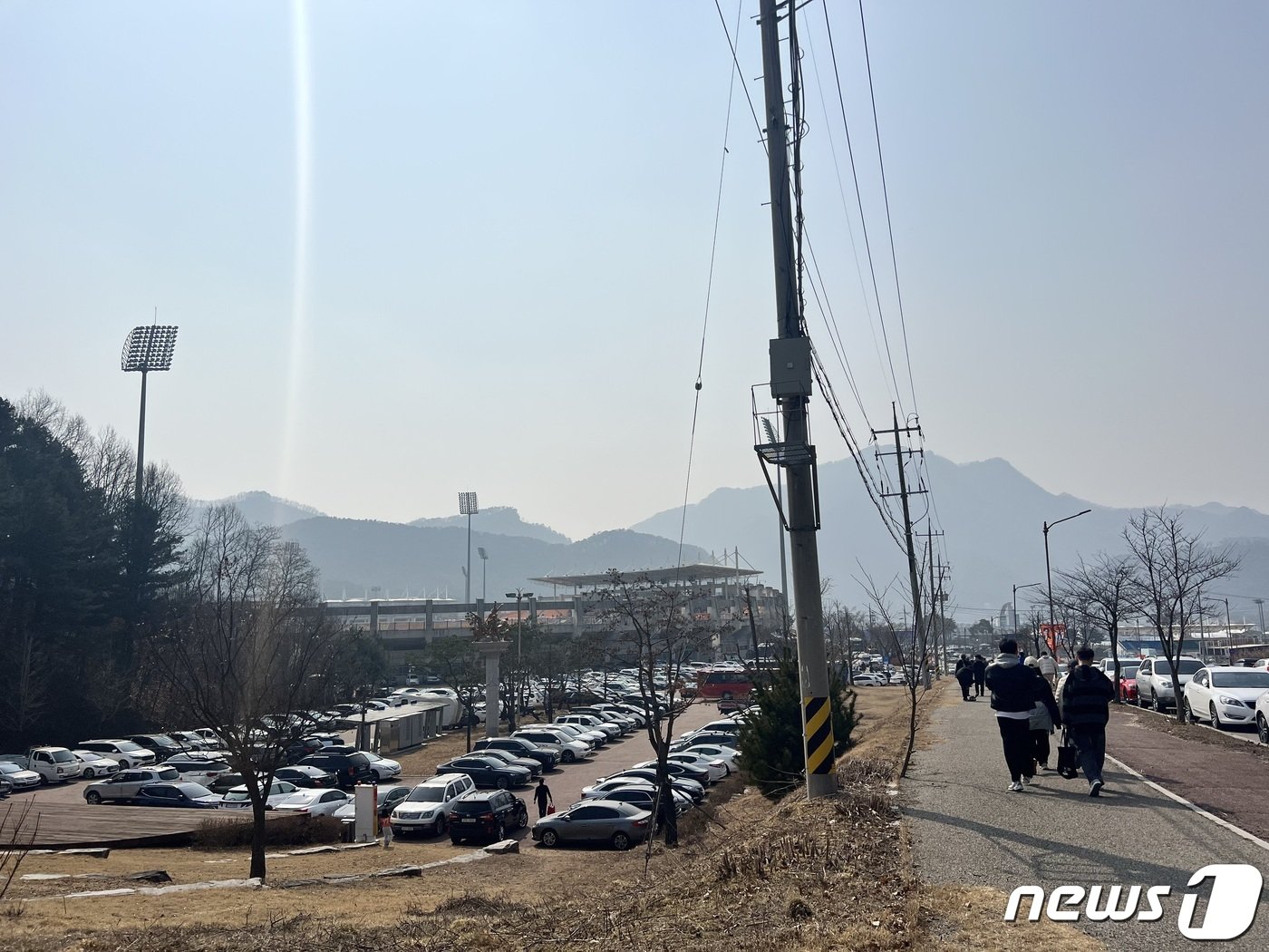 본문 이미지 - 지난 5일 강원FC와 울산현대의 홈 개막전 첫 경기를 보기 위해 시민들이 인근에 차를 대고 경기장으로 걸어가고 있다.2023.3.6 한귀섭 기자