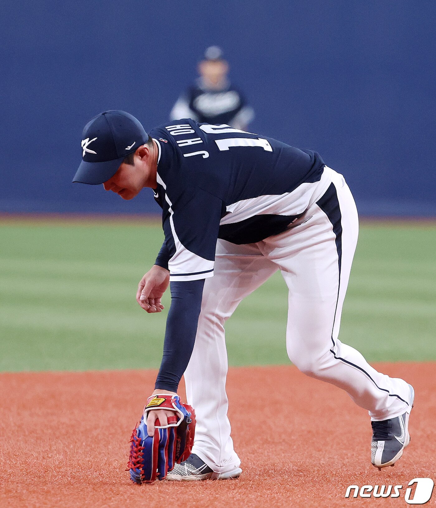 본문 이미지 - 6일 오후 일본 오사카 교세라 돔에서 열린 대한민국 WBC 대표팀과 일본 프로야구 오릭스 버팔로스와의 경기, 대표팀 오지환이 2회말 1사 1,3루에서 오릭스 야먀시의 땅볼 타구를 잡지 못해 실점을 허용하고 있다. 2023.3.6/뉴스1 ⓒ News1 김진환 기자