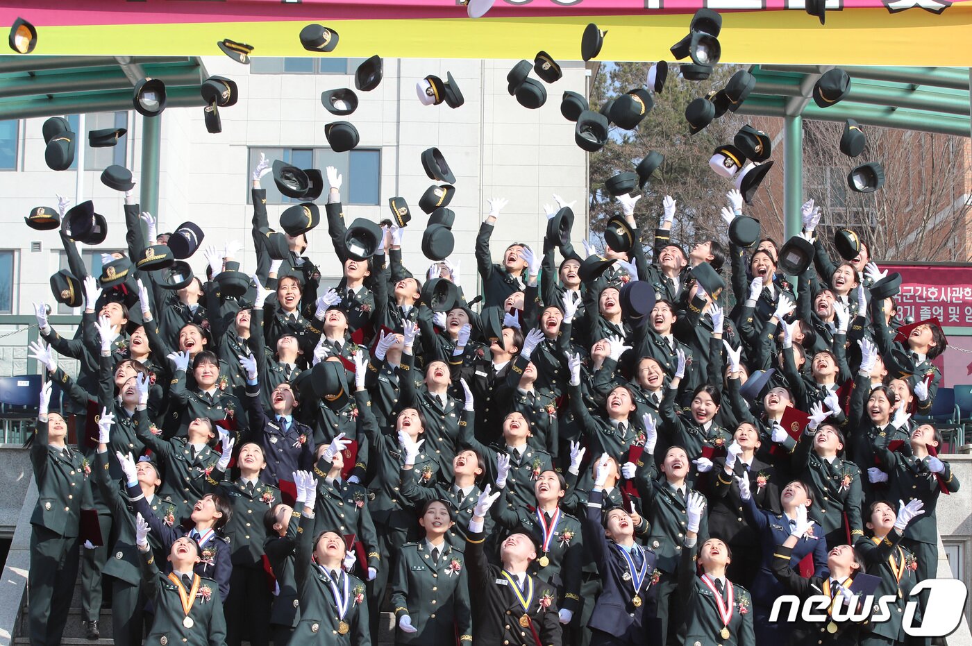 본문 이미지 - 6일 오후 대전 유성구 국군간호사관학교 연병장에서 열린 제63기 졸업 및 임관식에서 신임 소위들이 정모를 던지며 자축하고 있다. 2023.3.6/뉴스1 ⓒ News1 김기태 기자