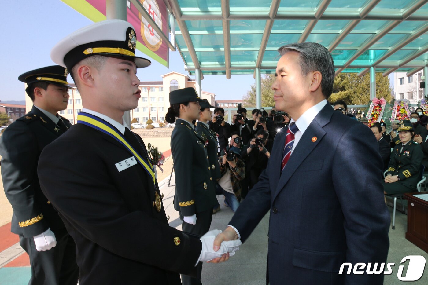 본문 이미지 - 6일 오후 대전 유성구 국군간호사관학교 연병장에서 열린 제63기 졸업 및 임관식에서 김창하 해군 소위가 이종섭 국방부 장관으로부터 대통령상을 수여받고 있다. 2023.3.6/뉴스1 ⓒ News1 김기태 기자
