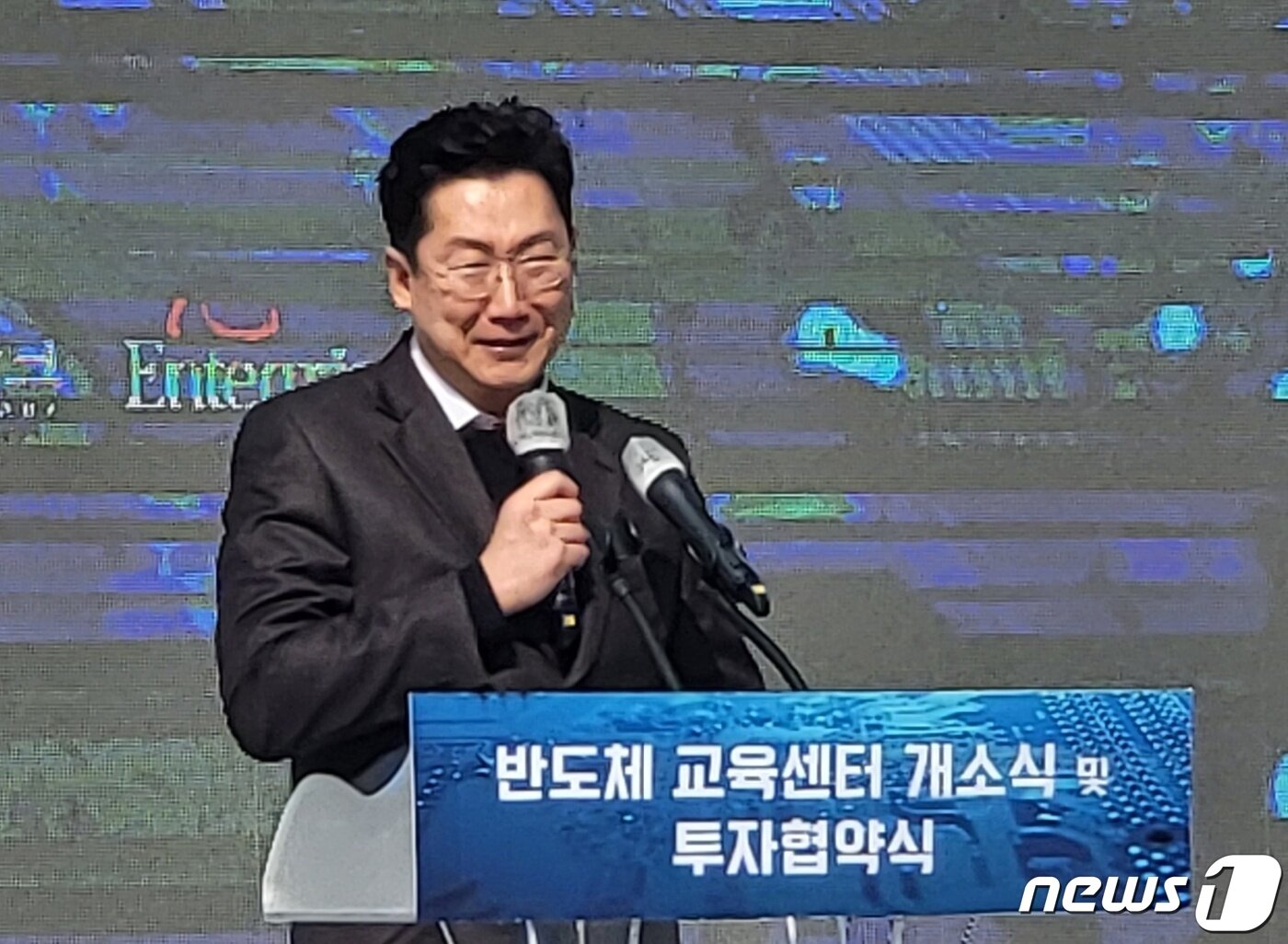 본문 이미지 - 원강수 강원 원주시장이 6일 강원테크노파크 원주벤처공장에서 열린 '반도체 교육센터 개소식'의 축사를 발표하고 있다. 2023.3.6/뉴스1 신관호 기자
