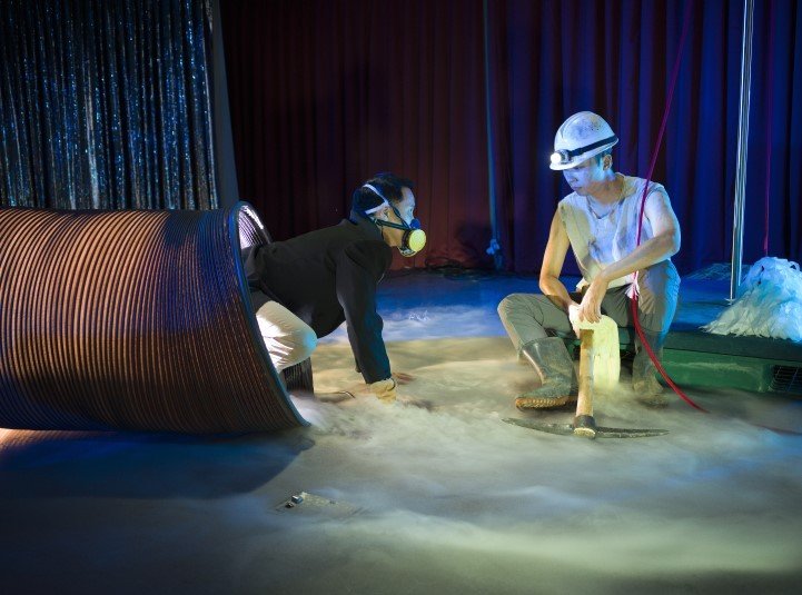 본문 이미지 -  정연두作, DMZ 극장-상승극장, 2021, 팔레트, LED조명, 전기장치, 드라이아이스머신, 곡괭이, 자바라, 60x120x100cm, DMZ 극장, 국립현대미술관, 2021, 다원예술 공연 및 설치 (국립현대미술관 제공)