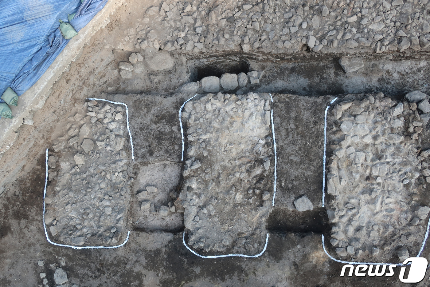 (서울=뉴스1) = 광화문 월대 및 주변부 발굴조사 현장에서 일제강점기 시대에 설치한 전차 철로가 발견돼 서울시와 문화재청은 16일부터 3일간 공개한다고 밝혔다. 전차철로는 191 …