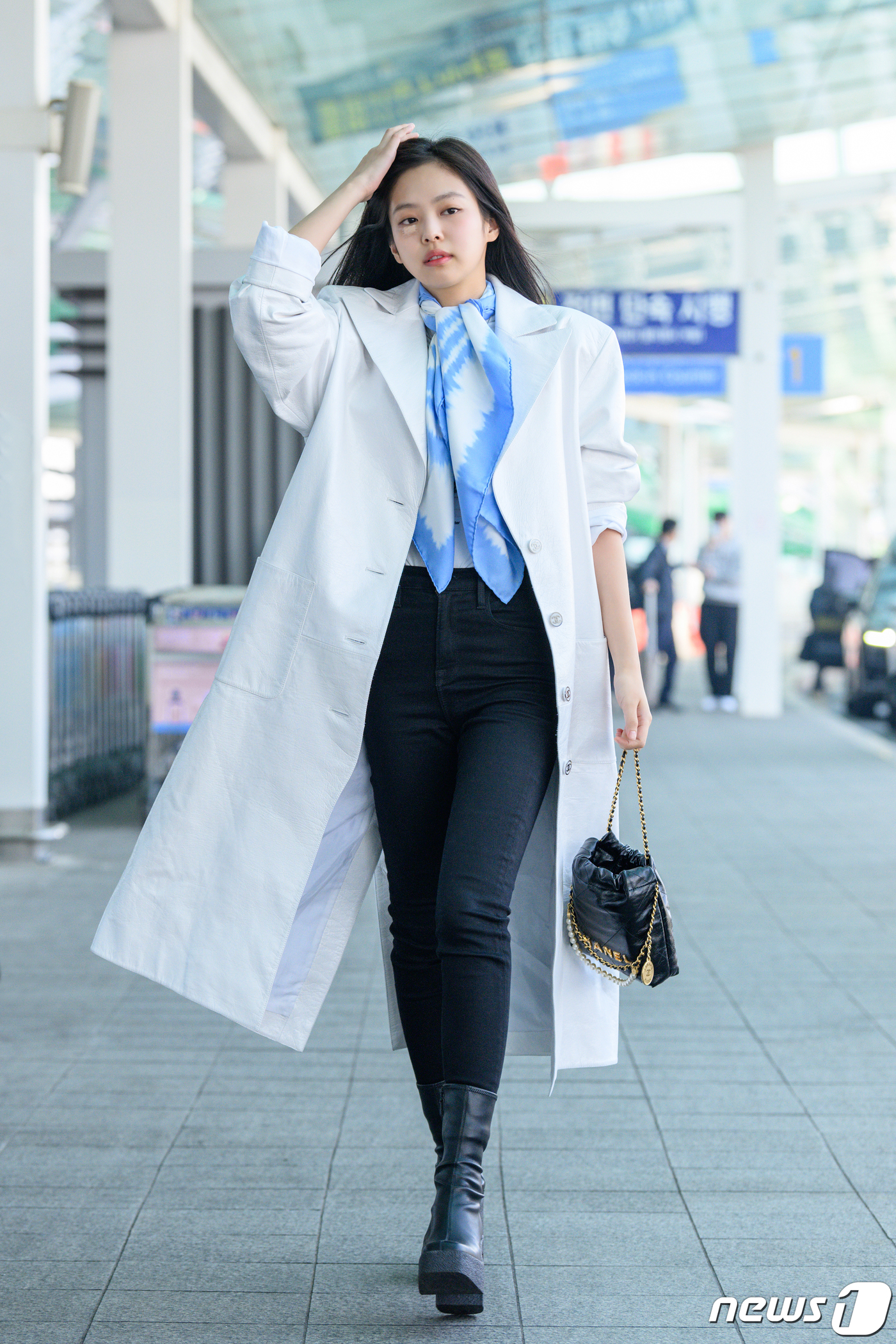 (인천공항=뉴스1) = 블랙핑크 제니가 6일 샤넬의 2023/24 가을-겨울 레디-투-웨어 컬렉션 쇼 참석을 위해 인천국제공항을 통해 파리로 출국하고 있다. 그의 눈 밑에 반창고가 …