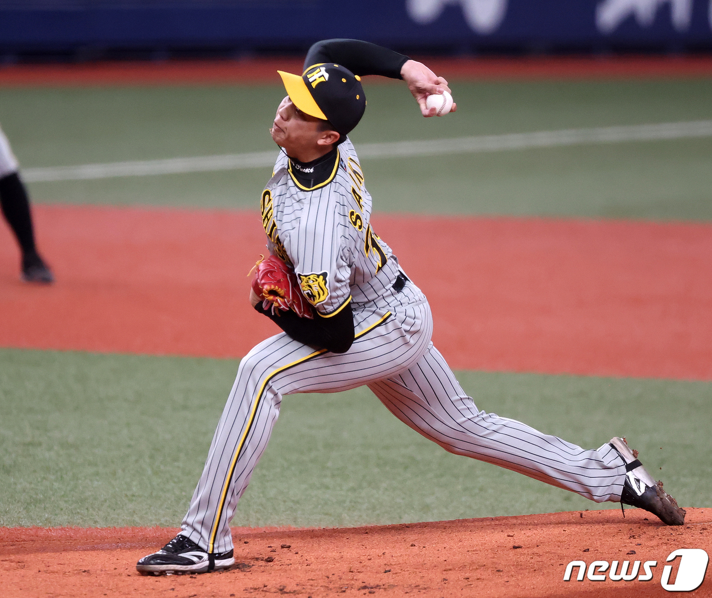(오사카(일본)=뉴스1) 김진환 기자 = 6일 오후 일본 오사카 교세라 돔에서 열린 일본 WBC 대표팀과 일본 프로야구 한신 타이거스의 경기, 한신 선발 사이키 히로토가 1회초 등 …