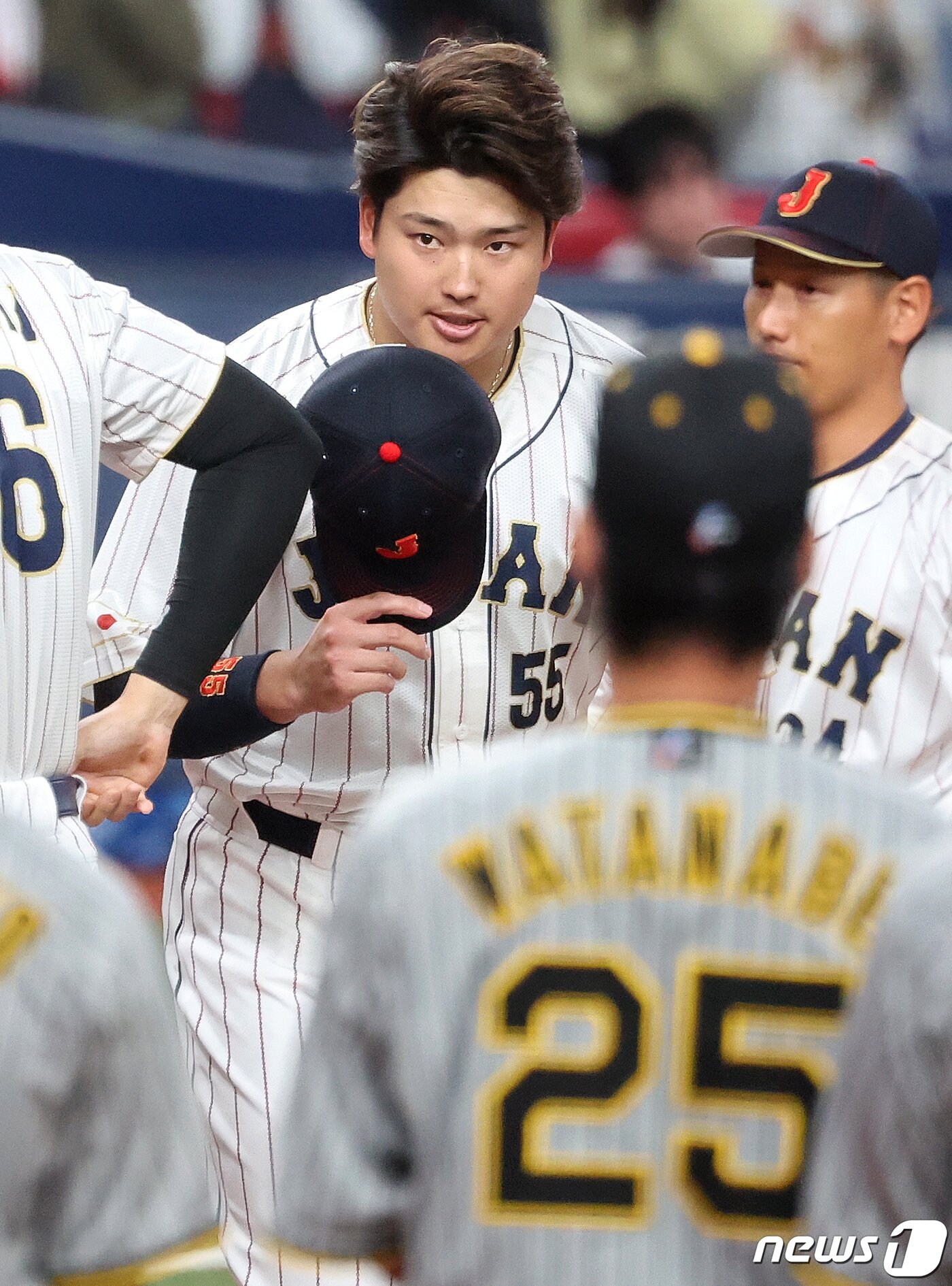 본문 이미지 - 6일 오후 일본 오사카 교세라 돔에서 열리는 일본 WBC 대표팀과 일본 프로야구 한신 타이거스의 경기를 앞두고 일본 대표팀의 무라카미 무네타카가 한신 타이거스 선수들에게 인사를 하고 있다. 2023.3.6/뉴스1 ⓒ News1 김진환 기자