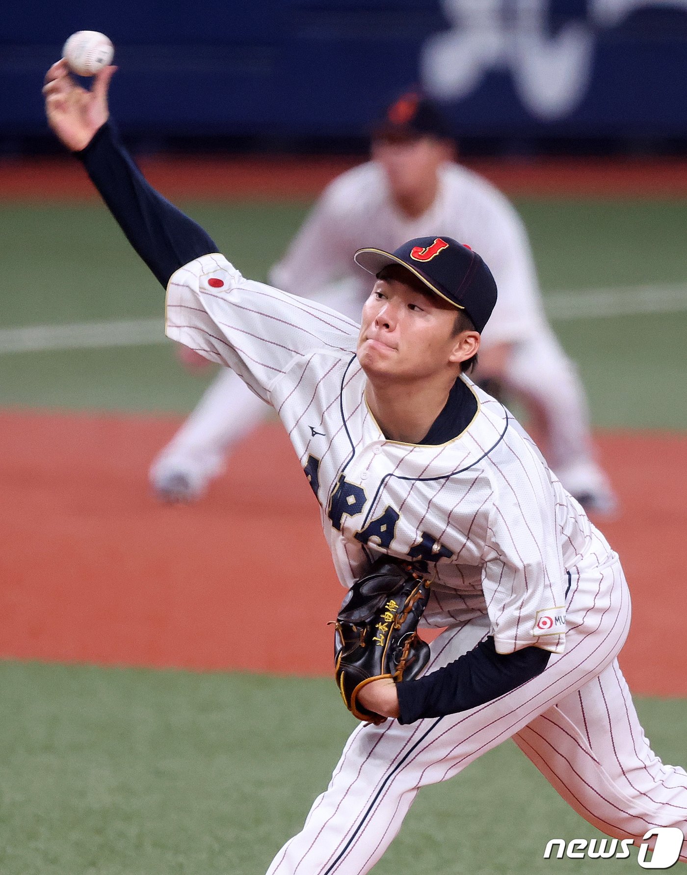 6일 오후 일본 오사카 교세라 돔에서 열린 일본 WBC 대표팀과 일본 프로야구 한신 타이거스의 경기, 일본 대표팀 선발 야마모토 요시노부가 3회말 힘차게 공을 던지고 있다. 2023.3.6/뉴스1 ⓒ News1 김진환 기자