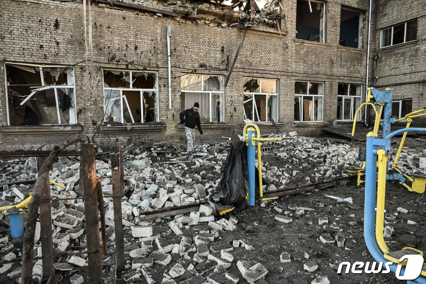 본문 이미지 - 6일 (현지시간) 우크라이나 도네츠크 크라마토르스크에서 러시아 군의 미사일 포격을 받아 쑥대밭이 된 학교의 모습이 보인다. ⓒ AFP=뉴스1 ⓒ News1 우동명 기자