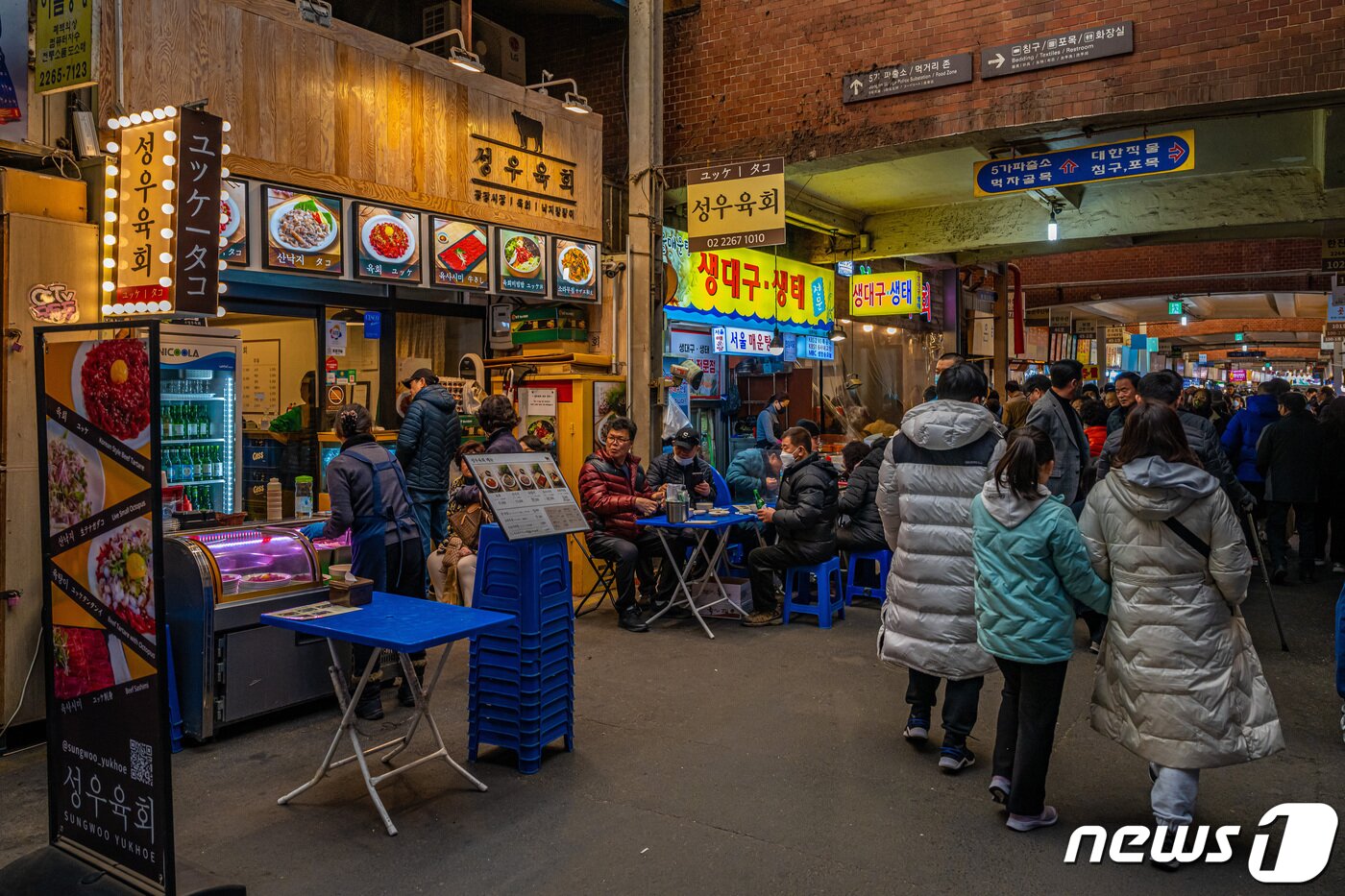 본문 이미지 - 광장시장을 대표하는 육회골목은 항상 많은 손님으로 붐빈다&#40;서울관광재단 제공&#41;