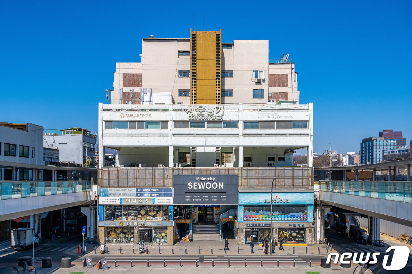 공중보행로를 만들어 상가와 상가 사이를 연결한 다시 세운 프로젝트&#40;서울관광재단 제공&#41;