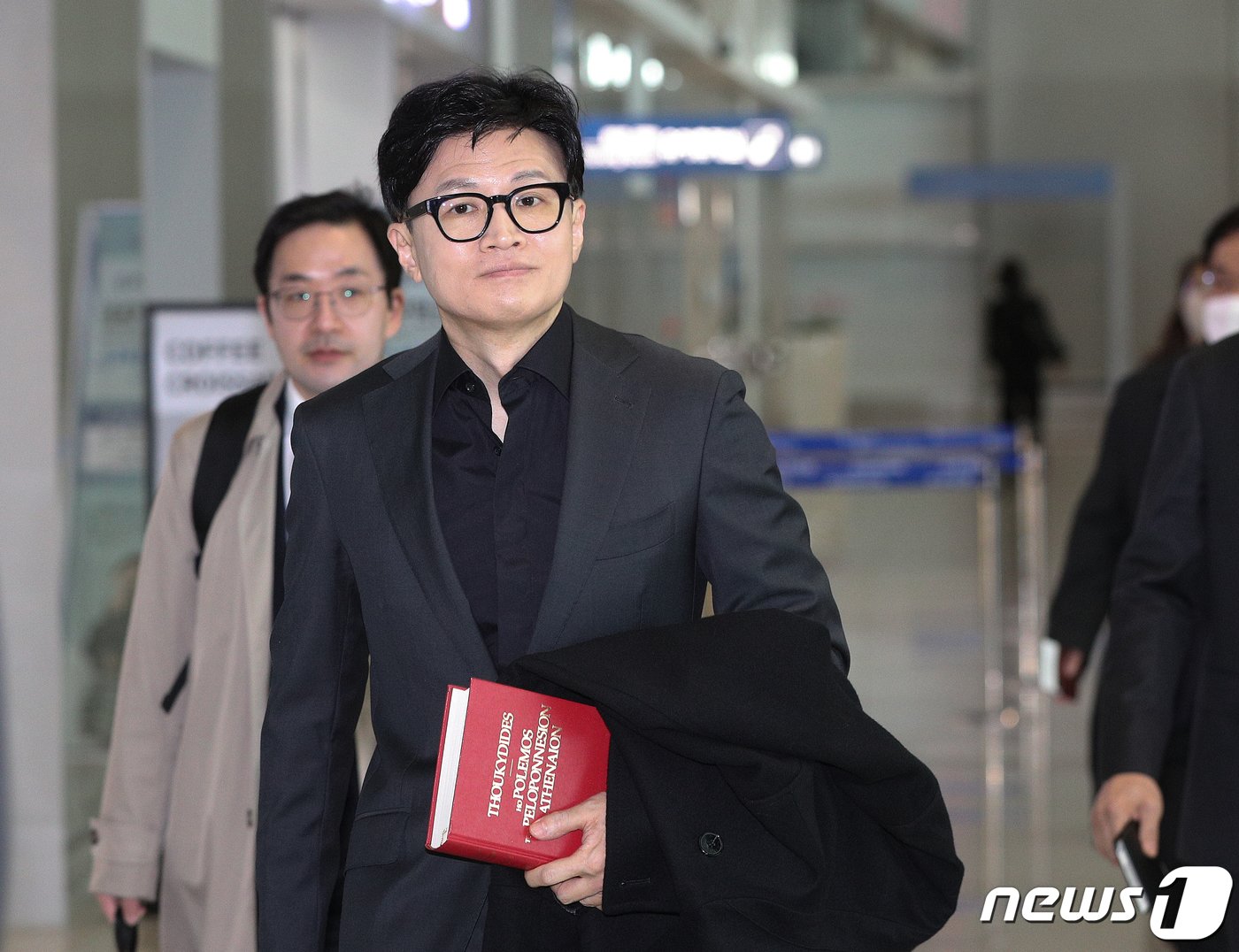 본문 이미지 - 한동훈 법무부 장관이 7일 오전 인천국제공항 2터미널에서 가칭 '출입국·이민관리청' 신설 관련 이민 선진국 방문을 위해 출국하고 있다. 한 장관은 프랑스·네덜란드·독일을 방문해 출입국, 이민, 이주 관련 부처 책임자들을 만날 예정이다. 2023.3.7/뉴스1 ⓒ News1 신웅수 기자