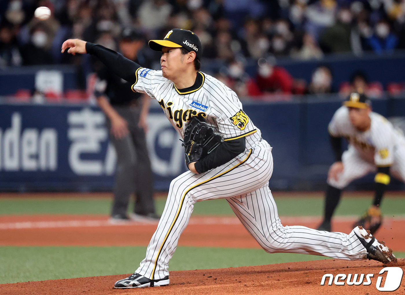 (오사카(일본)=뉴스1) 김진환 기자 = 7일 오후 일본 오사카 교세라 돔에서 열린 대한민국 WBC 대표팀과 일본 프로야구 한신 타이거스와의 경기, 한신 선발 니시 유키가 1회초 …