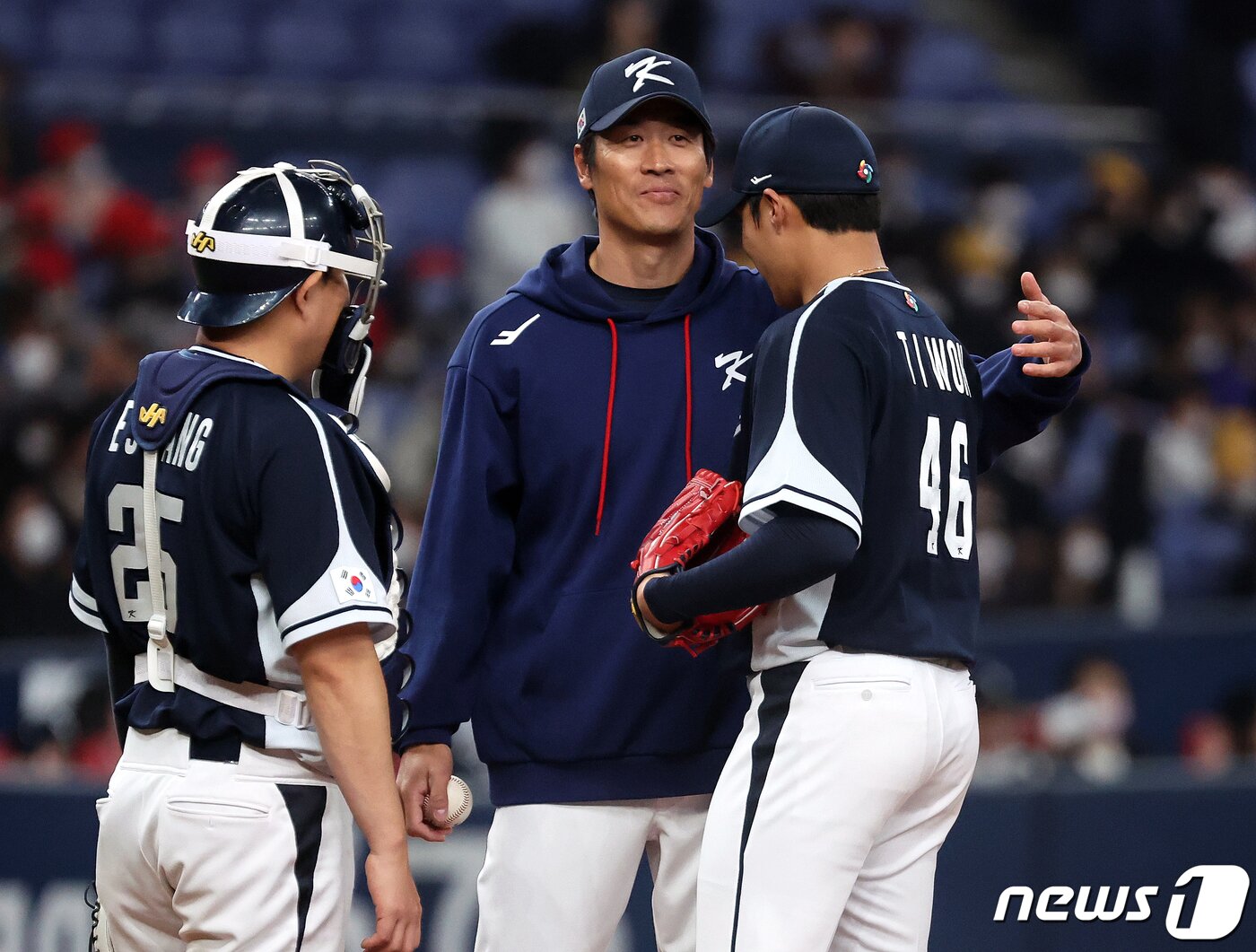 본문 이미지 - 7일 오후 일본 오사카 교세라 돔에서 열린 대한민국 WBC 대표팀과 일본 프로야구 한신 타이거스와의 경기, 대표팀 정현욱 투수코치가 5회말 2사 1루에서 교체되는 원태인의 어깨를 다독이고 있다. 2023.3.7/뉴스1 ⓒ News1 김진환 기자
