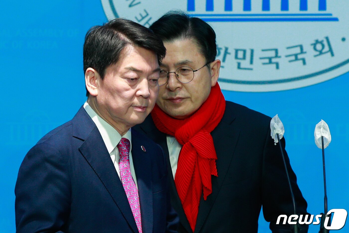 본문 이미지 - 안철수(왼쪽), 황교안 국민의힘 당대표 후보가 7일 오후 서울 여의도 국회 소통관에서 김기현 후보를 둘러싼 울산 땅 투기 의혹과 대통령실 전당대회 개입 논란에 사퇴를 요구하며 공동 기자회견을 하고 있다. 2023.3.7/뉴스1 ⓒ News1 안은나 기자