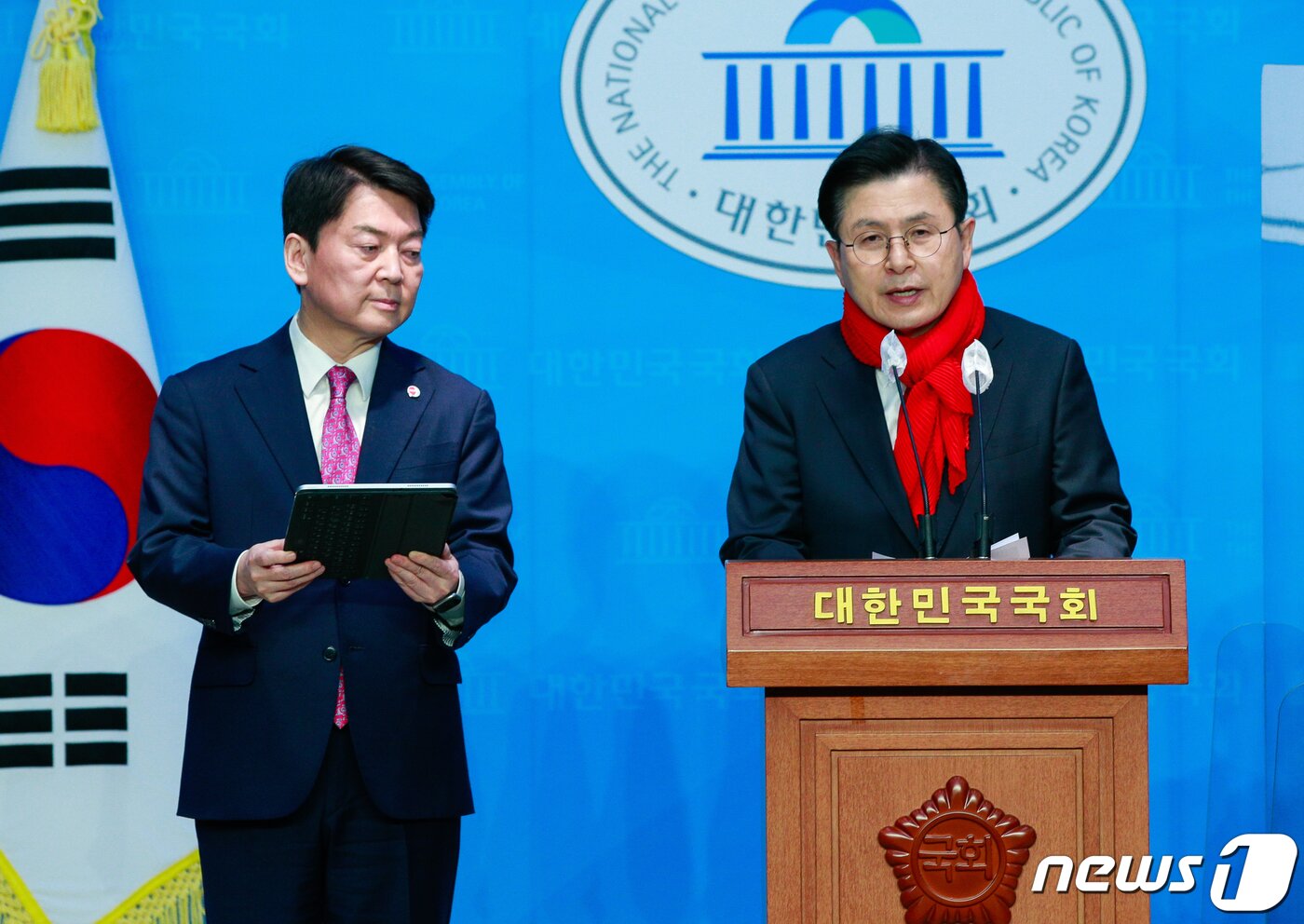 본문 이미지 - 안철수(왼쪽), 황교안 국민의힘 당대표 후보가 7일 오후 서울 여의도 국회 소통관에서 김기현 후보를 둘러싼 울산 땅 투기 의혹과 대통령실 전당대회 개입 논란에 사퇴를 요구하며 공동 기자회견을 하고 있다. 2023.3.7/뉴스1 ⓒ News1 안은나 기자