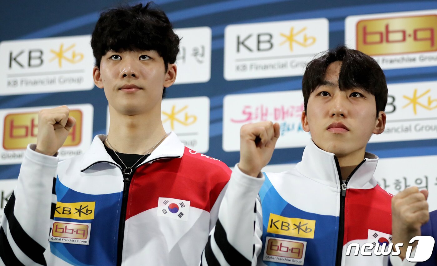 본문 이미지 - 대한민국 쇼트트랙 대표팀 이준서와 박지원이 7일 서울 양천구 목동아이스링크에서 열린 ISU 세계 쇼트트랙 선수권대회 2023 미디어데이 행사를 마친 뒤 파이팅 포즈를 하고 있다. 2023.3.7/뉴스1 ⓒ News1 장수영 기자