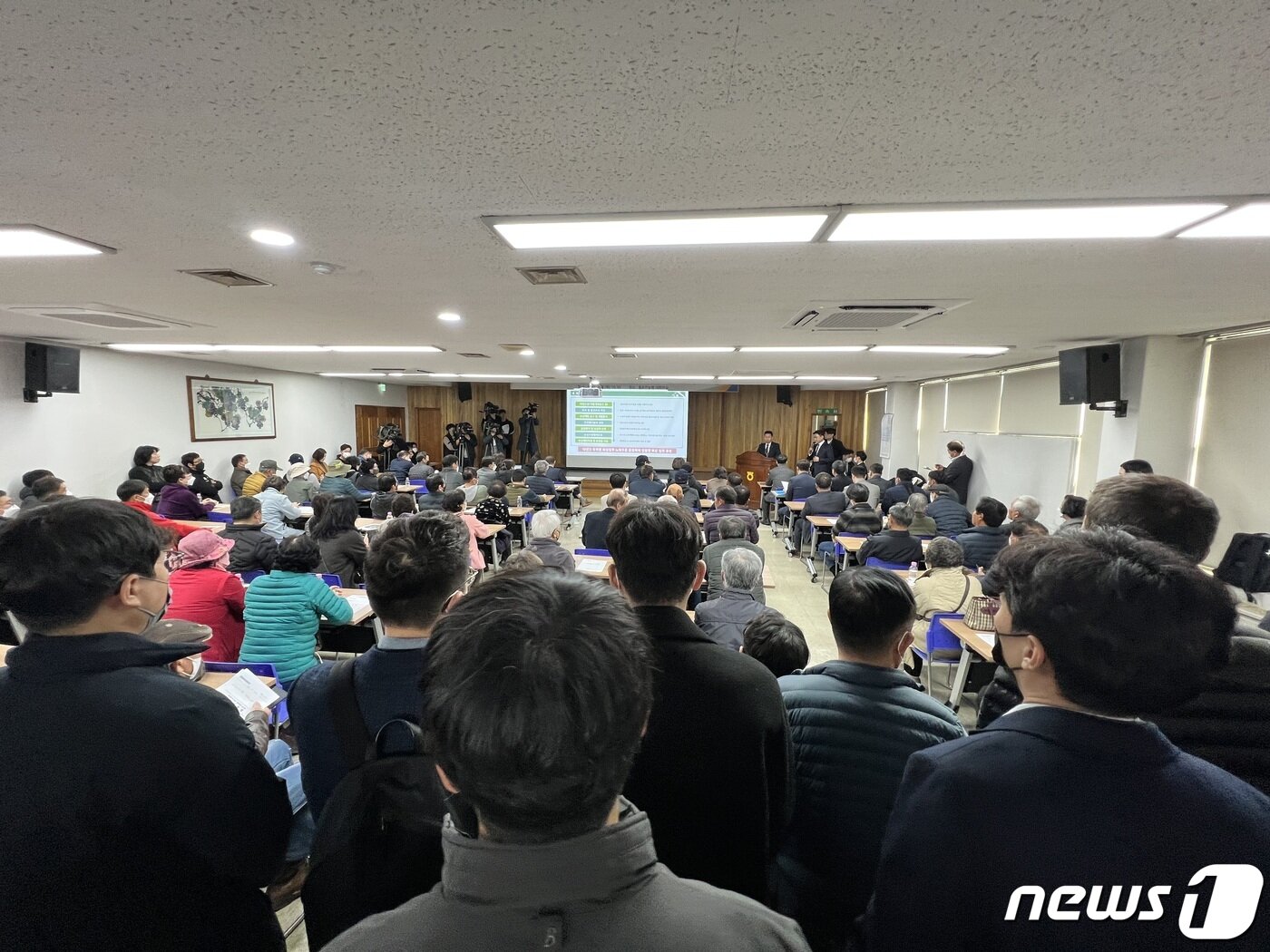 본문 이미지 - 7일 강원도 춘천시 동내면 고은리 주민을 대상으로 한 신청사·행정복합타운 조성 설명회가 동춘천 농협 본점 3층 대회의실에서 열렸다. 2023.3.7 한귀섭 기자