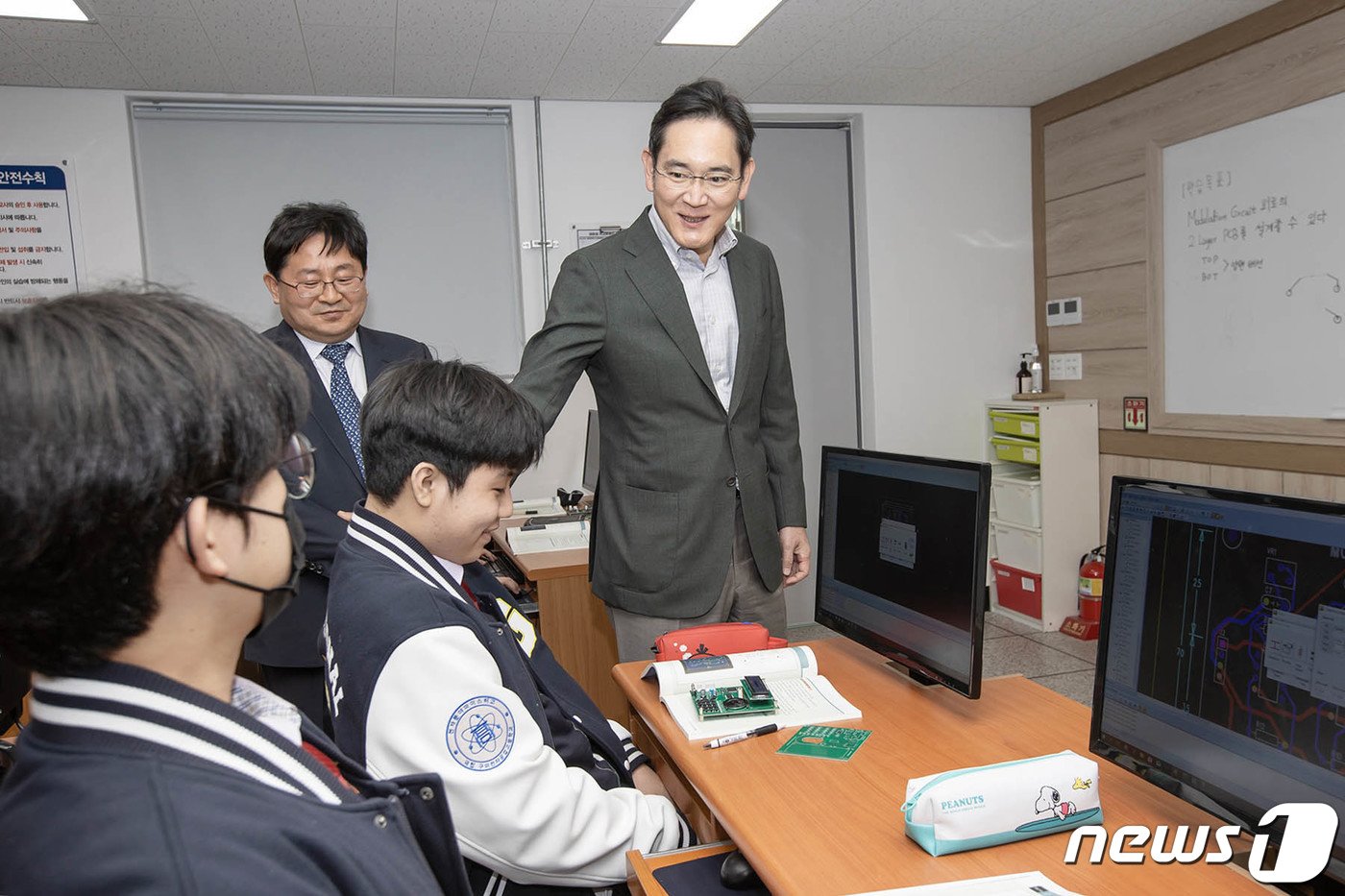 본문 이미지 - 이재용 삼성전자 회장이 7일 경북 구미시 구미전자공업고등학교를 방문해 수업을 참관하고 있다. (삼성전자 제공)2023.3.7/뉴스1