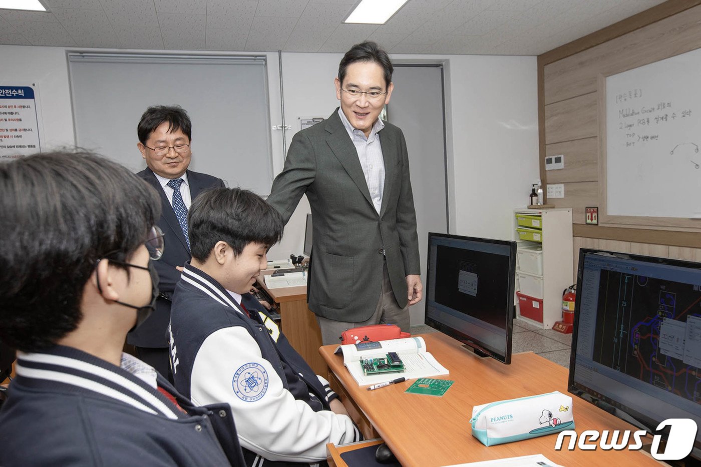 이재용 삼성전자 회장이 7일 경북 구미시 구미전자공업고등학교를 방문해 수업을 참관하고 있다. &#40;삼성전자 제공&#41;2023.3.7/뉴스1