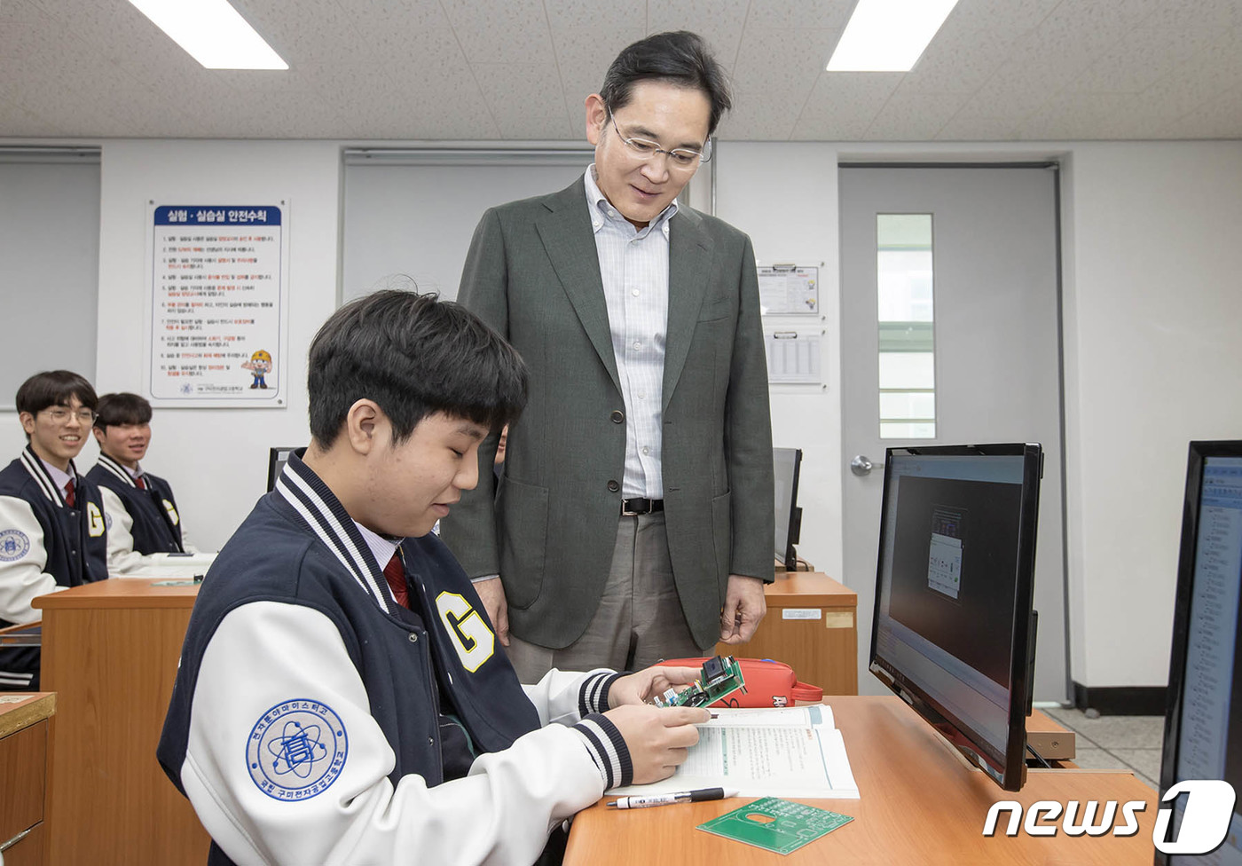 (서울=뉴스1) = 이재용 삼성전자 회장이 7일 경북 구미시 구미전자공업고등학교를 방문해 수업을 참관하고 있다. (삼성전자 제공)2023.3.7/뉴스1