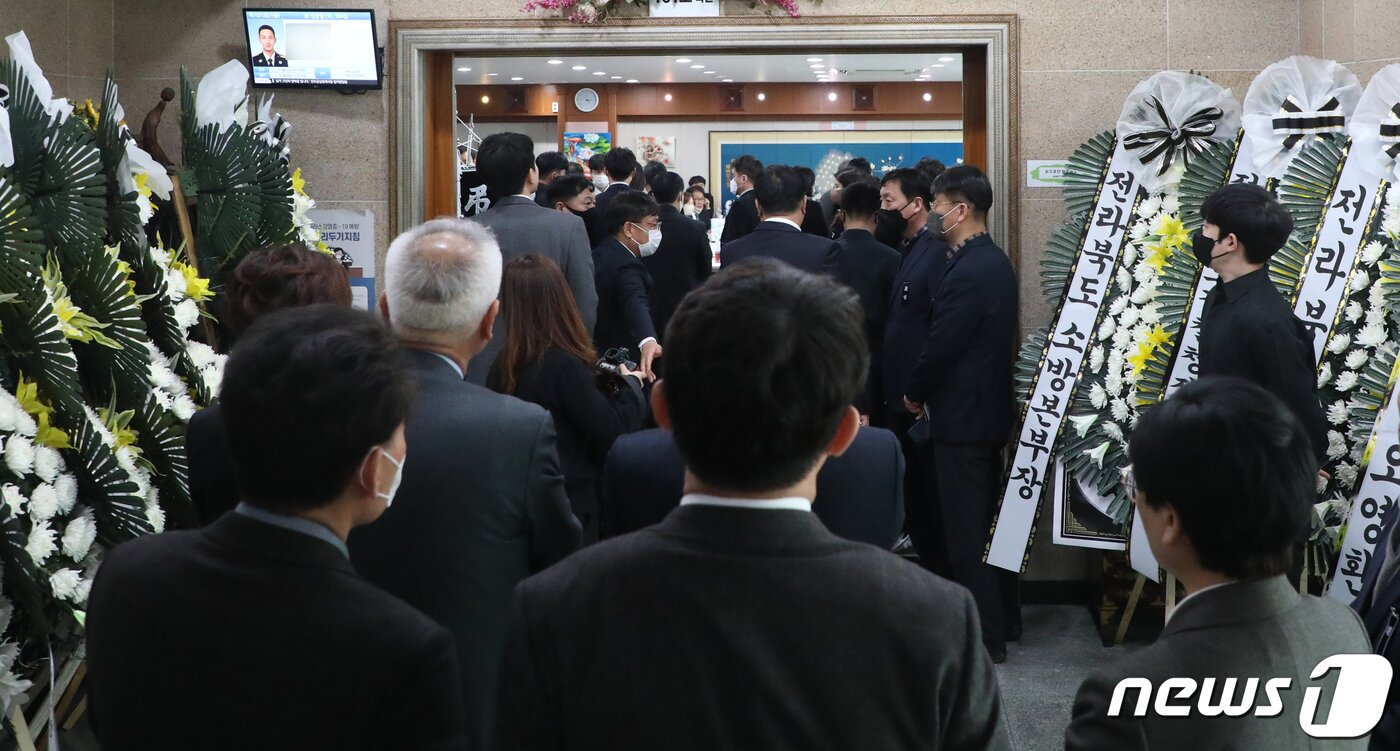 본문 이미지 - 7일 화재 현장 인명 구조 작업 중 숨진 고(故) 성공일 소방사의 빈소가 마련된 전북 전주시 덕진구 한 장례식장에 조문객들의 발길이 이어지고 있다. 2023.3.7/뉴스1 ⓒ News1 유경석 기자