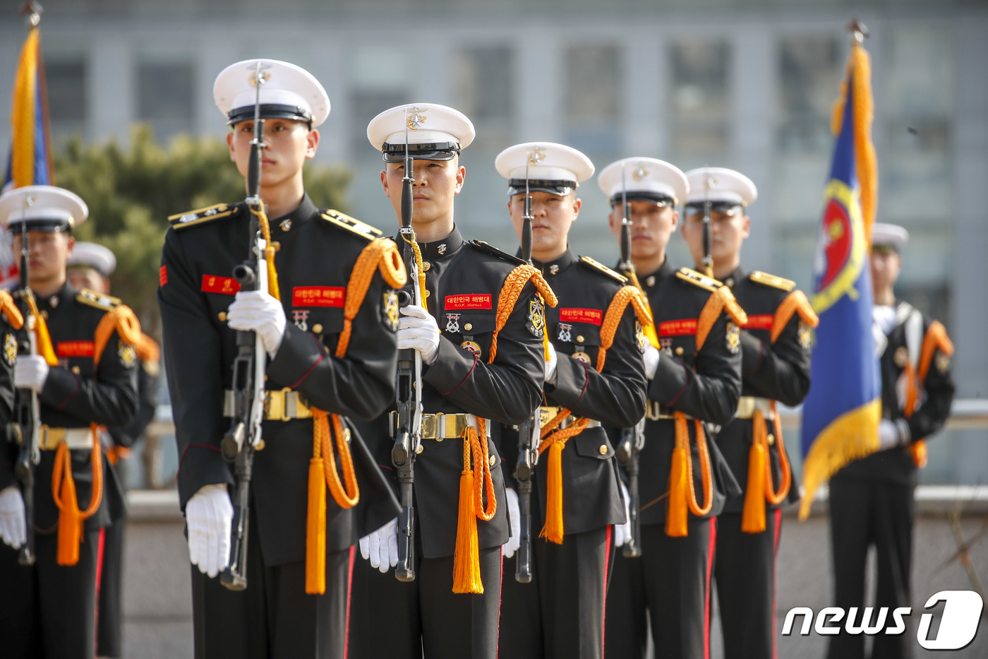 (서울=뉴스1) 사진공동취재단 = 7일 오후 서울 용산구 국방부 연병장에서 국방부 의장대가 칼리드 빈 살만 알 사우드 사우디아라비아 국방부 장관 환영 의장 행사 준비를 하고 있다. …