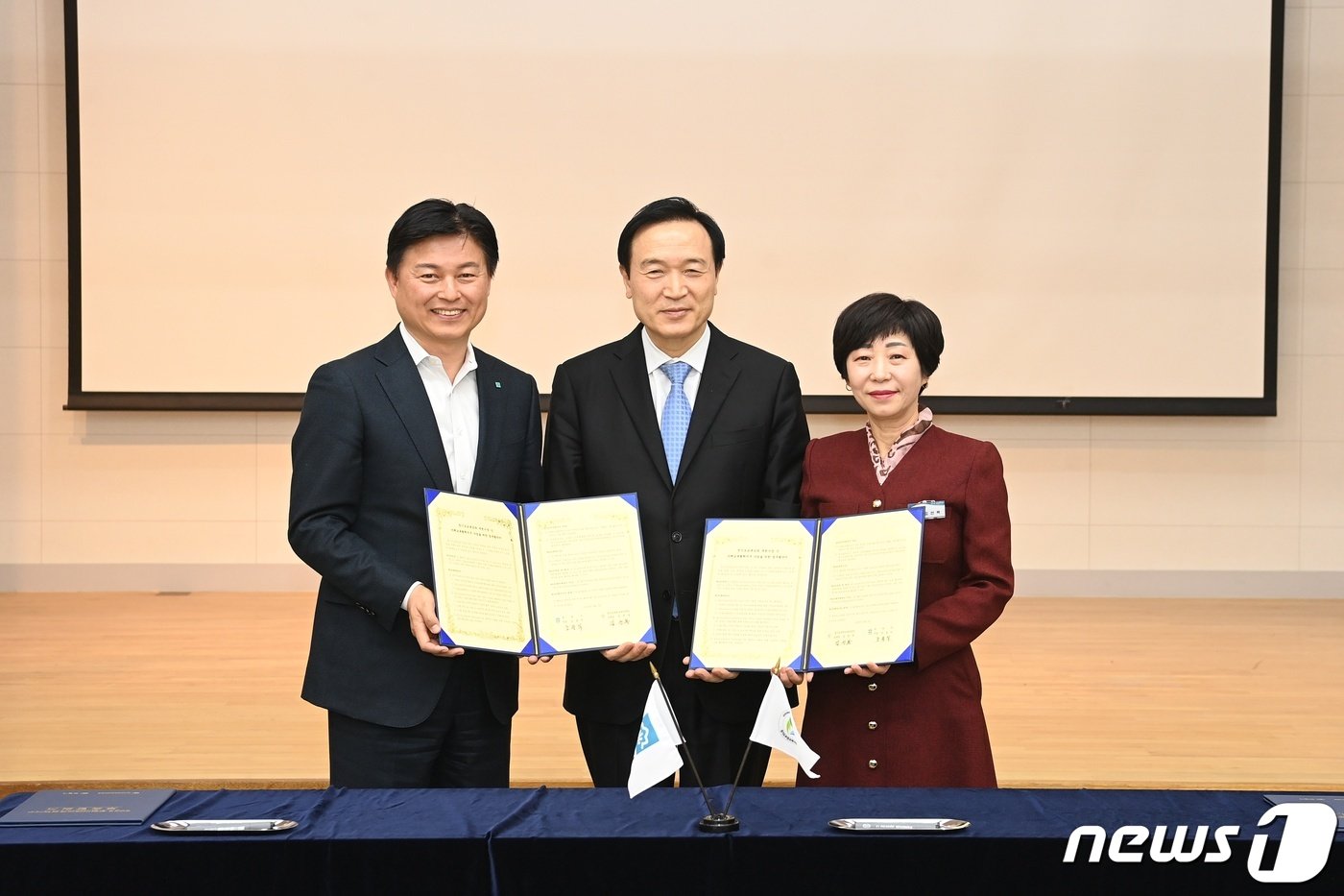 &#39;미래교육협력지구 업무협약식. 사진 왼쪽부터 조용익 부천시장, 임태희 경기도교육감, 김선복 부천교육지원청 교육장&#40;부천시 제공&#41; / 뉴스1