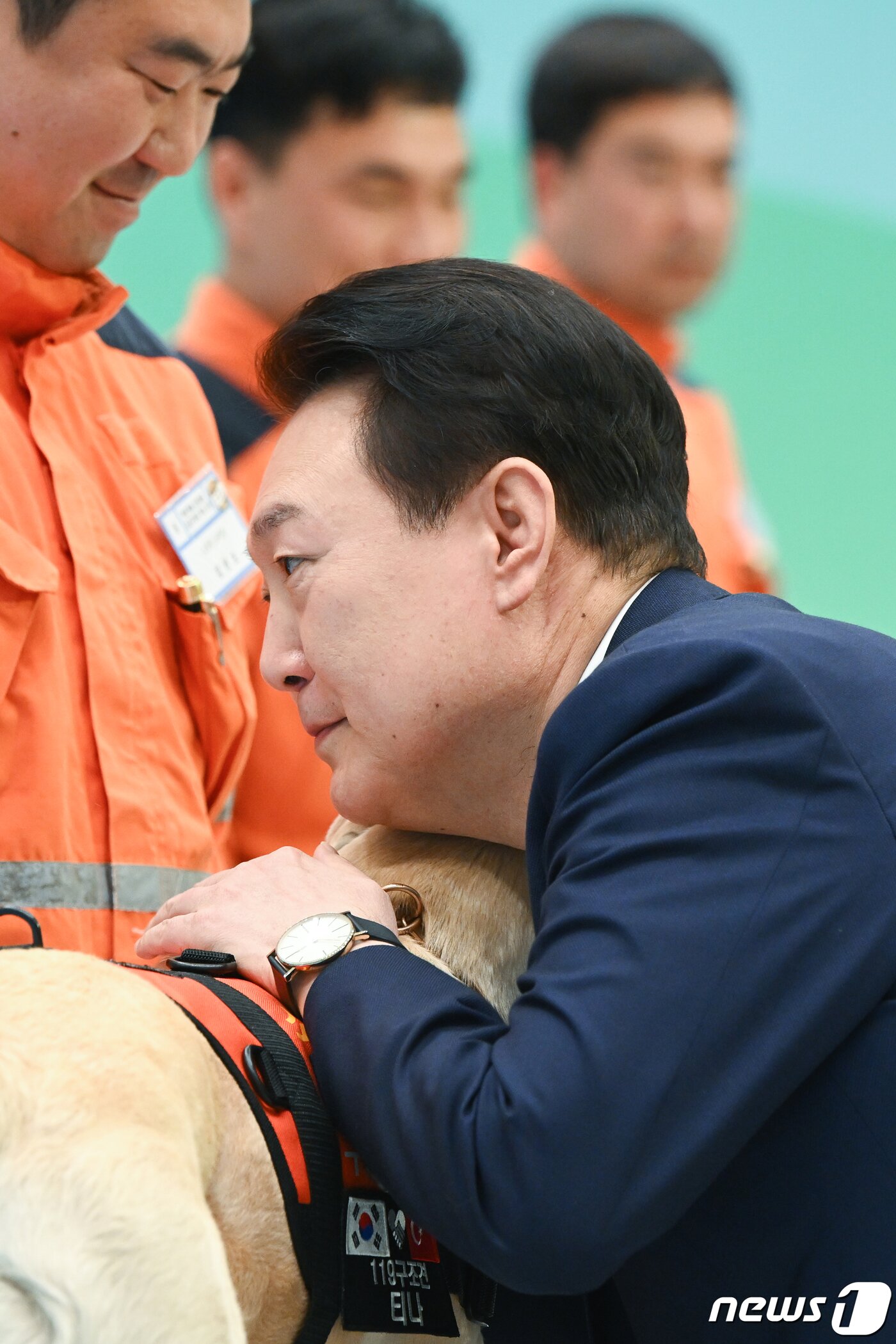 본문 이미지 - 윤석열 대통령이 7일 청와대 영빈관에서 열린 튀르키예 지진 파견 구조견 격려 행사에서 구조견을 안아주고 있다. (대통령실 제공) 2023.3.7/뉴스1 ⓒ News1 오대일 기자