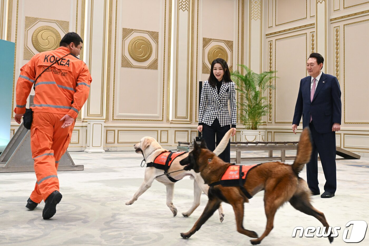 본문 이미지 - 윤석열 대통령과 김건희 여사가 7일 청와대 영빈관에서 열린 튀르키예 지진 파견 구조견 격려 행사에서 구조견 시연을 참관하고 있다. (대통령실 제공) 2023.3.7/뉴스1 ⓒ News1 오대일 기자