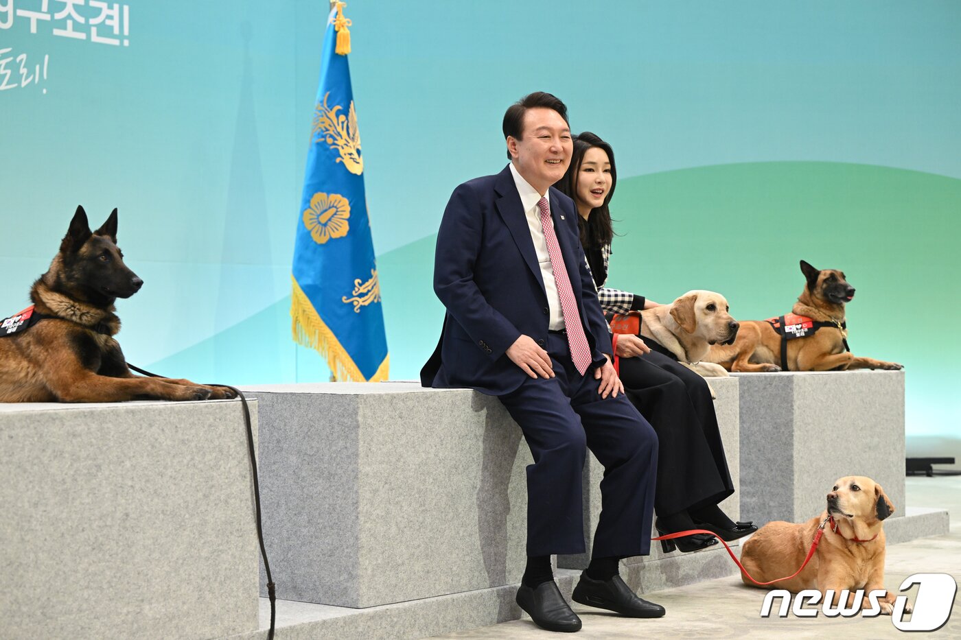 본문 이미지 - 윤석열 대통령과 김건희 여사가 7일 청와대 영빈관에서 열린 튀르키예 지진 파견 구조견 격려 행사에서 구조견을 격려하고 있다. (대통령실 제공) 2023.3.7/뉴스1 ⓒ News1 오대일 기자