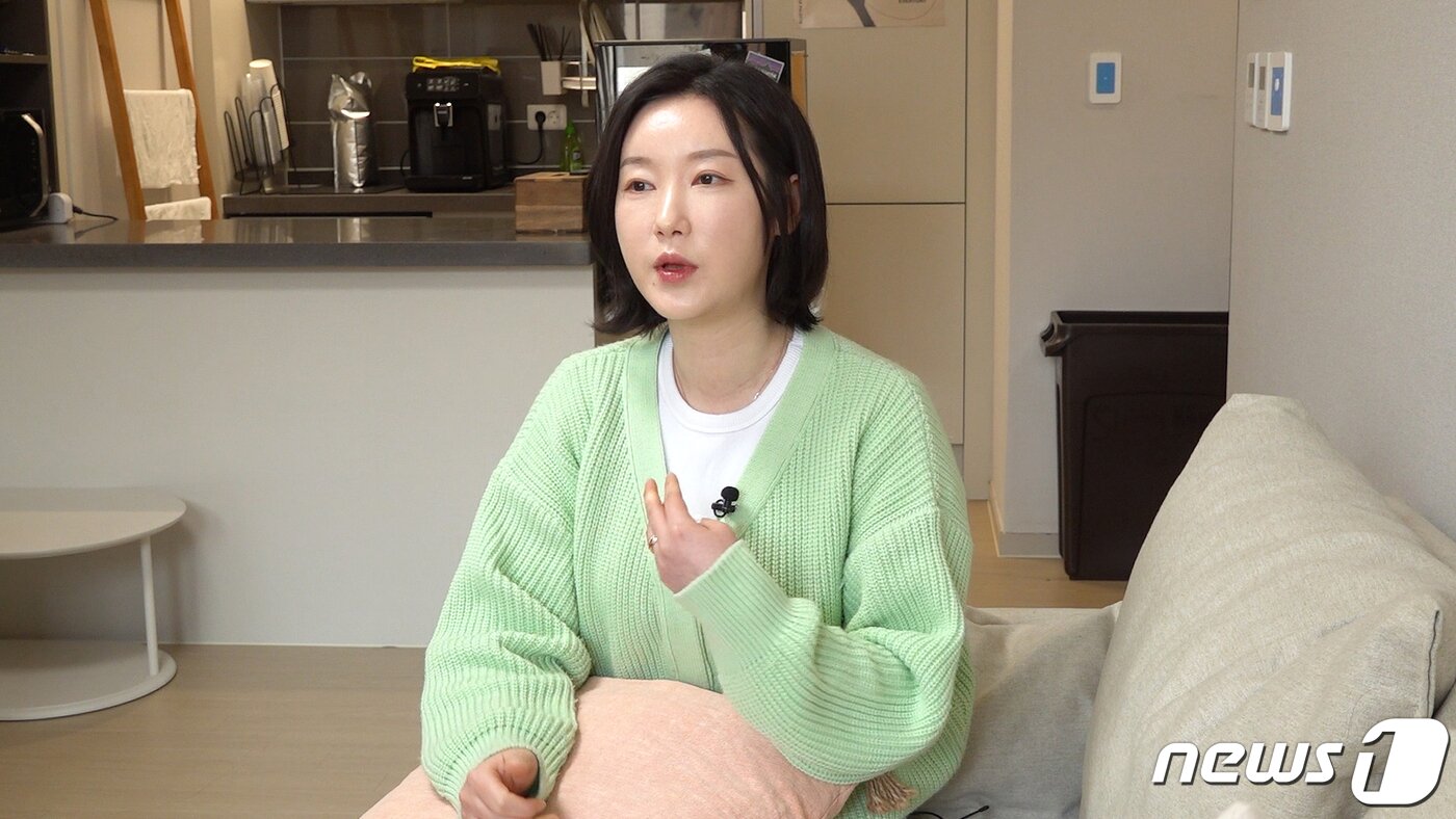 본문 이미지 - '용인 일가족 살인 사건 피해자 유족'이자 20만 유튜버 온도니쌤이 지난 3일 경기도 성남시 수정구에서 진행된 인터뷰에서 질문에 답을 하고 있다.