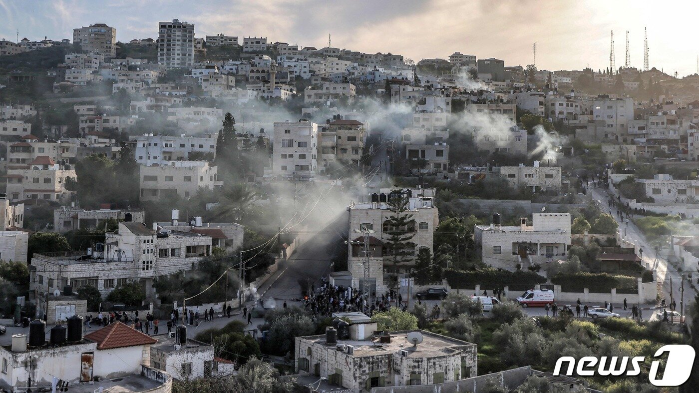 본문 이미지 - 7일(현지시간) 이스라엘구닝 요르단강 서안의 제닌 난민 수용소에서 수색작전을 벌이는 가운데, 연기 기둥이 피어오르고 있다. 2023.03.08/뉴스1 ⓒ AFP=뉴스1 ⓒ News1 김민수 기자