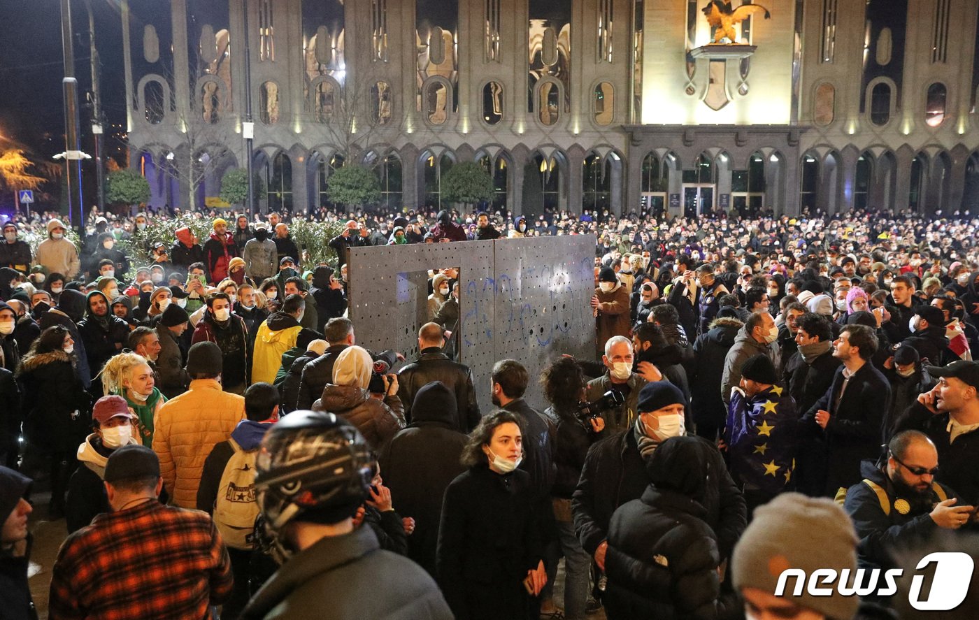 본문 이미지 - 7일&#40;현지시간&#41; 조지아 수도 트빌리시 의회 건물 앞에 수많은 시민들이 의회가 추진하는 &#39;외국 대리인법&#39; 반대 시위를 벌이고 있다. 2023.3.7 ⓒ 로이터=뉴스1 ⓒ News1 정윤미 기자