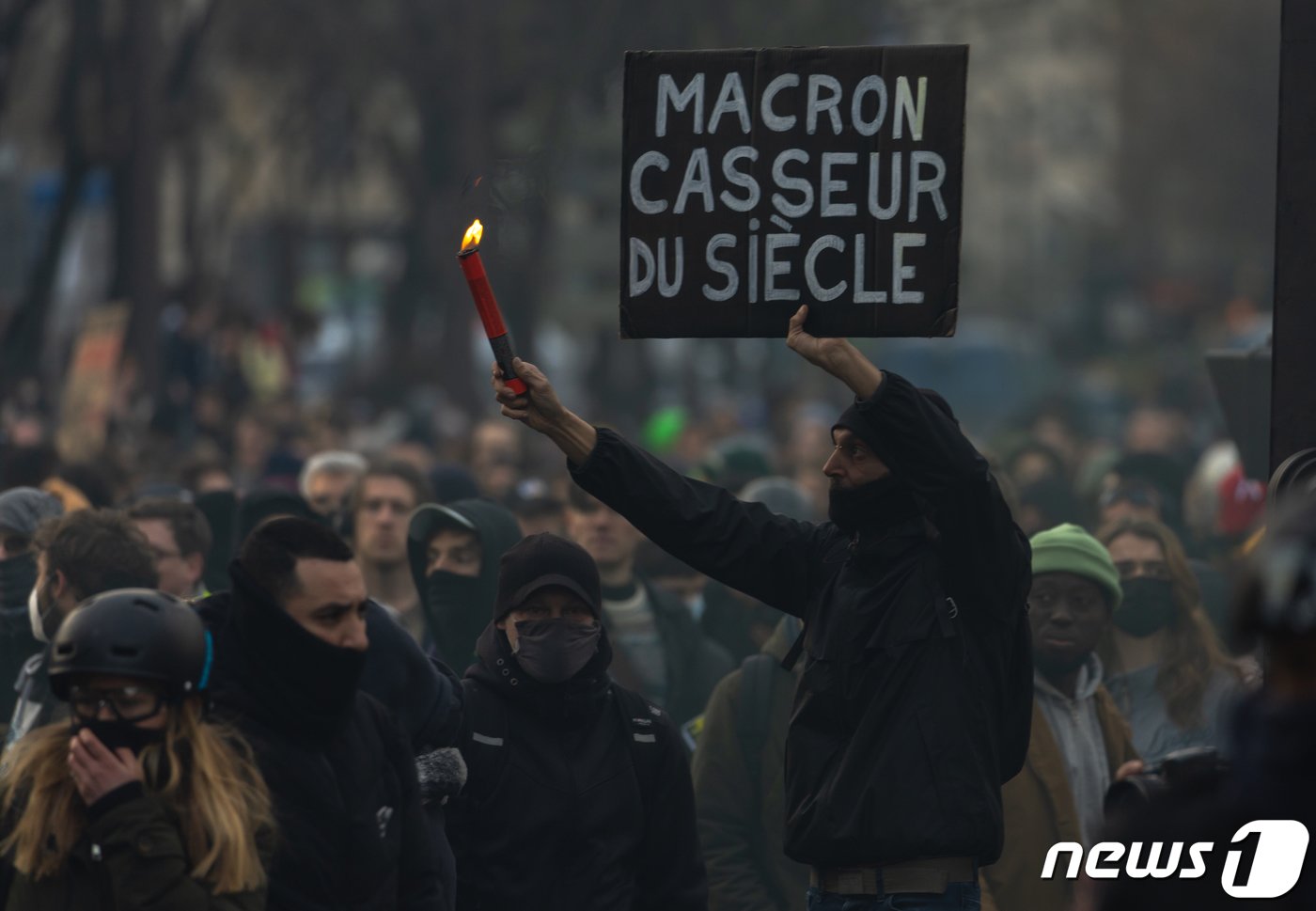 본문 이미지 - 7일(현지시간) 오후 프랑스 파리에서 열린 마크롱 정부가 추진하는 연금 개혁 반대 대규모 집회에서 한 시위 참가자가 ‘세기의 파괴자 마크롱’이라고 적힌 팻말을 들고 있다. 2023.3.8/뉴스1 ⓒ News1 이준성 기자