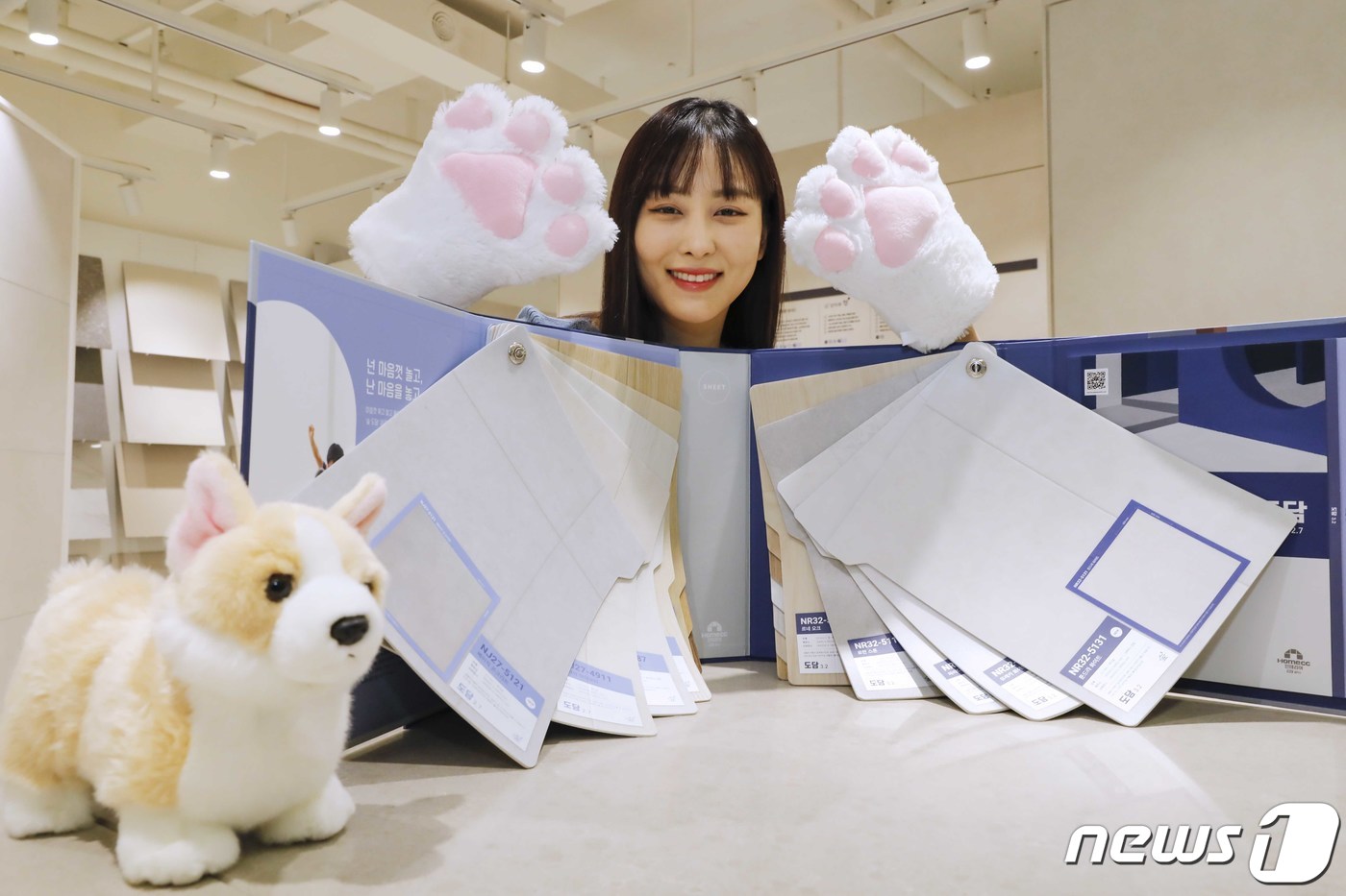 (서울=뉴스1) = 8일 KCC글라스의 인테리어 전문 브랜드 ‘홈씨씨 인테리어’ 분당판교점에서 모델이 아이와 반려동물이 있는 가정에 적합한 PVC 바닥재인 ‘숲 도담’의 리뉴얼 출 …