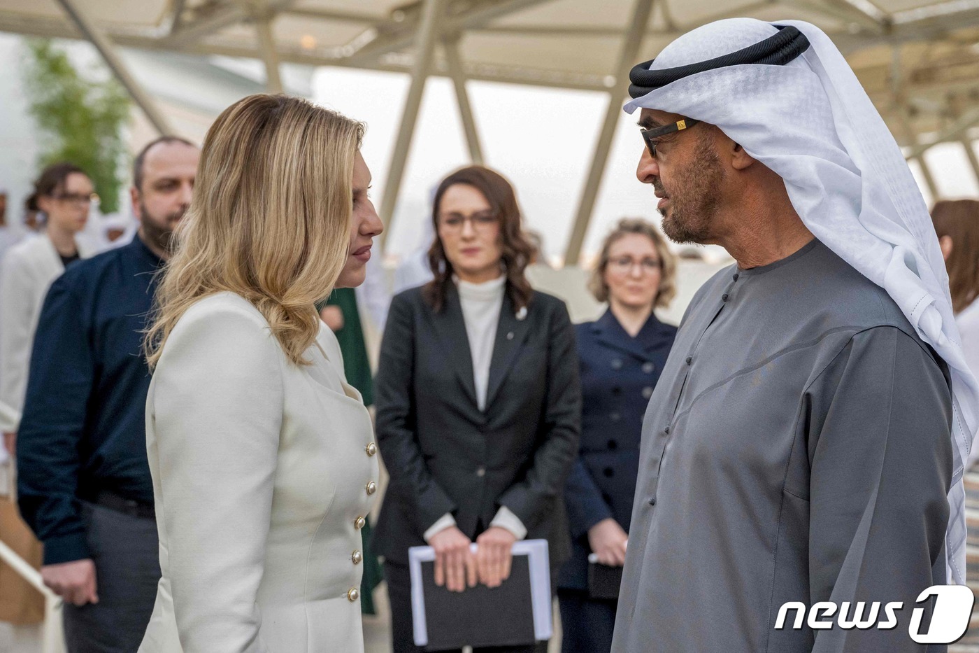 (아부다비 AFP=뉴스1) 우동명 기자 = 볼로디미르 젤렌스키 대통령의 부인 올레나 젤렌스카 여사가 7일(현지시간) 아부다비를 방문해 무함마드 빈 자이드 알 나하얀 UAE 대통령과 …