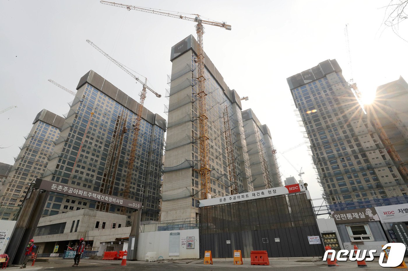 본문 이미지 -  둔촌주공 재건축 현장. 2023.3.8./뉴스1 ⓒ News1 박세연 기자