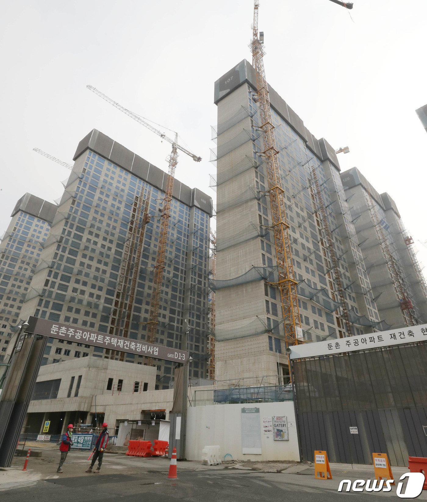 (서울=뉴스1) 박세연 기자 = 8일 서울 강동구 둔촌주공 재건축 아파트인 '올림픽파크 포레온'의 무순위 청약(일명 '줍줍')이 시행된다.지난달까지 정당 당첨자와 예비당첨자 계약률 …