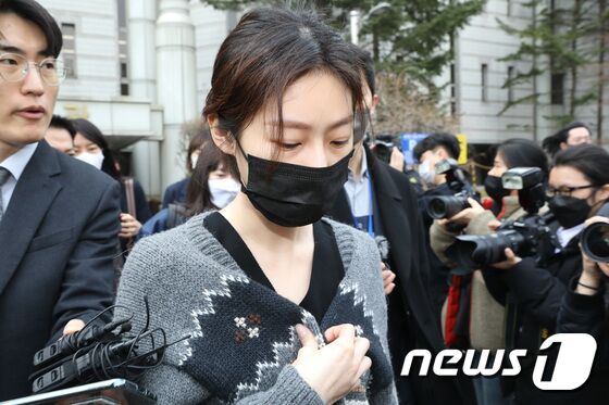 만취 상태로 음주운전을 하다가 사고를 낸 혐의로 재판에 넘겨진 배우 김새론이 8일 오전 서울 서초구 서울중앙지법에서 열린 도로교통법 위반(음주운전) 등 혐의 1차 공판을 마치고 법원을 나서고 있다. 2023.3.8/뉴스1 © News1 임세영 기자