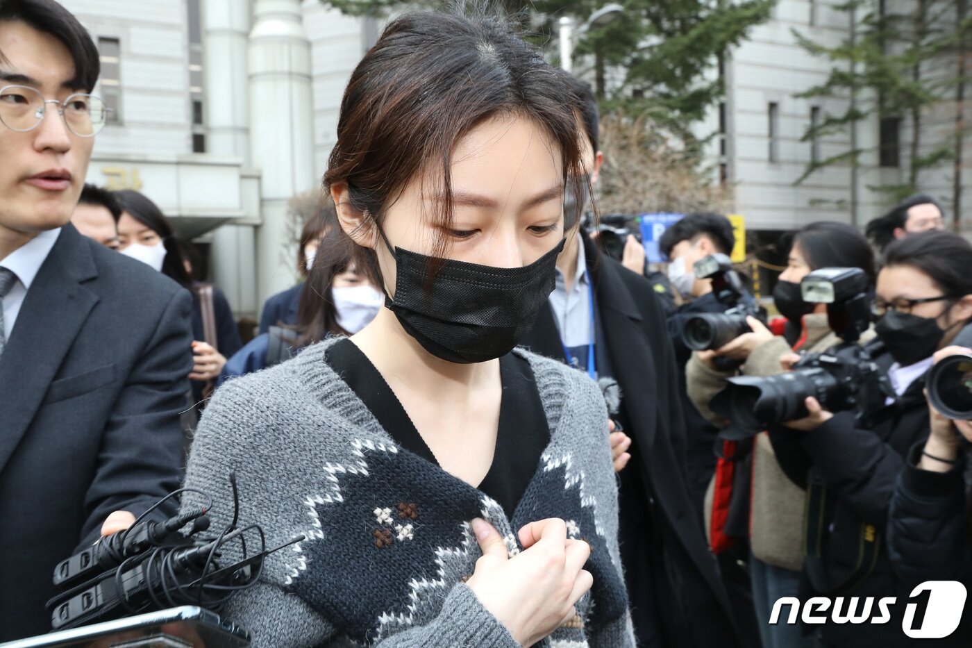 본문 이미지 - 배우 김새론이 음주운전 등 혐의 1차 공판을 마친 뒤 서울중앙지법을 나서고 있다. 2023.3.8/뉴스1 ⓒ News1 임세영 기자