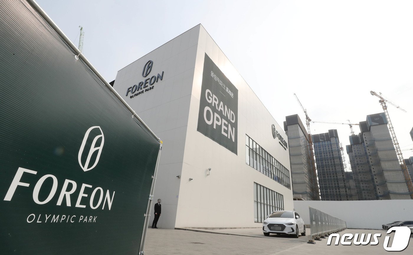 본문 이미지 -  사진은 8일 모델하우스와 둔촌주공 재건축 현장. 2023.3.8./뉴스1 ⓒ News1 박세연 기자